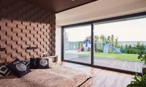 Sypialnia z widokiem na plac zabaw i ogród. Wnętrze w stylu feng shui dom, z dużą ilością naturalnego światła i harmonijnymi kolorami.