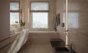 Elegancka łazienka 5m2 z oknem. Jasne płytki imitujące trawertyn, czarna ceramika, złote baterie i lustro nad umywalką tworzą luksusowy klimat.
