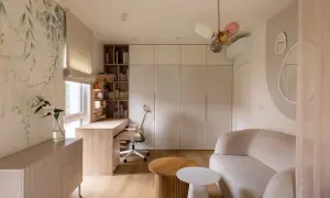 Jasne, oto opis:

Nowoczesne wnętrze z biurkiem, sofą i szafą. To przykład, **home staging co to** jest – przygotowanie przestrzeni do sprzedaży lub wynajmu.