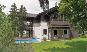 Elegancki dom w stylu świdermajer z basenem i zielonym ogrodem.