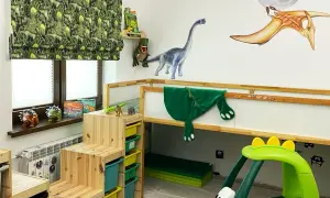 Pokój dla chłopca 7 lat inspiracje: dinozaury na ścianach, zasłonach i zabawkach. Drewniane schodki do łóżka piętrowego i zielony samochodzik.