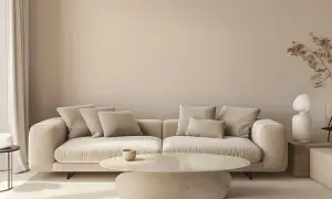 Miękka sofa i stolik kawowy w odcieniach kaszmiru tworzą przytulną przestrzeń.