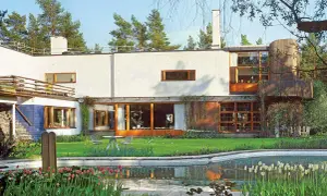 Villa Mairea, modernistyczna willa z basenem i ogrodem, otoczona sosnami.