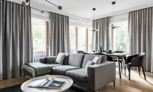 Szare zasłony tworzą przytulną atmosferę w salonie z jadalnią. To świetne rozwiązanie, co zamiast zasłon, dodające elegancji i prywatności.