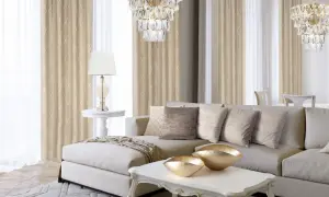 Elegancki salon w stylu nowojorskim z beżowymi zasłonami, kryształowym żyrandolem i wygodną sofą.