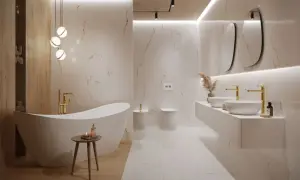 Nowe białe łazienki cudo. Wolnostojąca wanna, złote baterie i eleganckie płytki z żyłkami marmuru tworzą luksusową oazę.