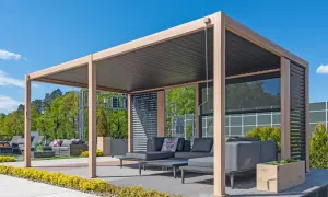 Nowoczesna pergola w ogrodzie z wygodnym zestawem wypoczynkowym. Idealne miejsce na relaks i inspiracje.