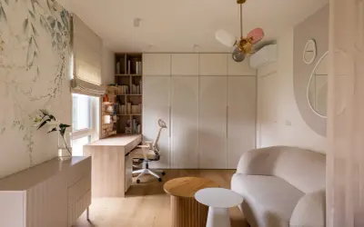 Jasne, oto opis:

Nowoczesne wnętrze z biurkiem, sofą i szafą. To przykład, **home staging co to** jest – przygotowanie przestrzeni do sprzedaży lub wynajmu.