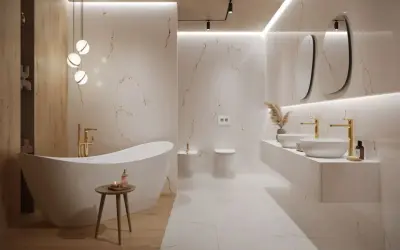 Nowe białe łazienki cudo. Wolnostojąca wanna, złote baterie i eleganckie płytki z żyłkami marmuru tworzą luksusową oazę.