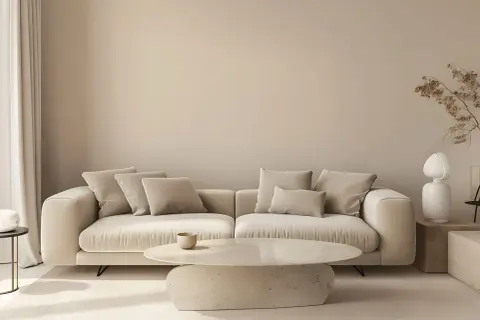 Miękka sofa i stolik kawowy w odcieniach kaszmiru tworzą przytulną przestrzeń.