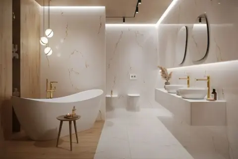 Nowe białe łazienki cudo. Wolnostojąca wanna, złote baterie i eleganckie płytki z żyłkami marmuru tworzą luksusową oazę.