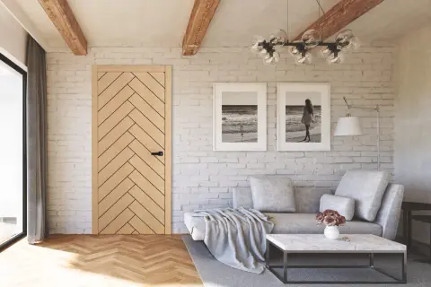 Przytulny salon w stylu modern farmhouse z drewnianą podłogą, ceglaną ścianą i dwoma obrazami z motywem morza.