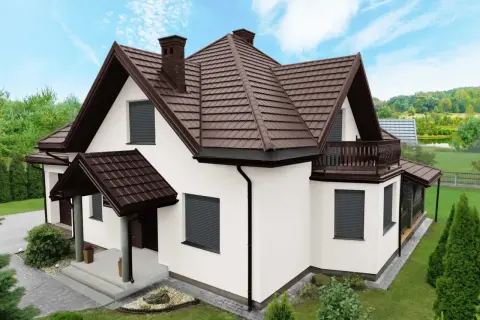 Nowoczesny dom z białą elewacją i brązowym dachem. Antracytowa elewacja domu jest subtelnie podkreślona przez ciemne okiennice i detale architektoniczne.