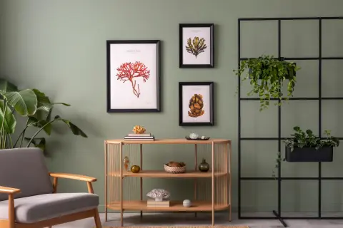 Zieleń ścian i subtelne dekoracje tworzą inspirację dla modnych kolorów farb do pokoju.