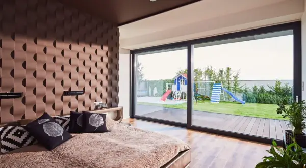 Sypialnia z widokiem na plac zabaw i ogród. Wnętrze w stylu feng shui dom, z dużą ilością naturalnego światła i harmonijnymi kolorami.
