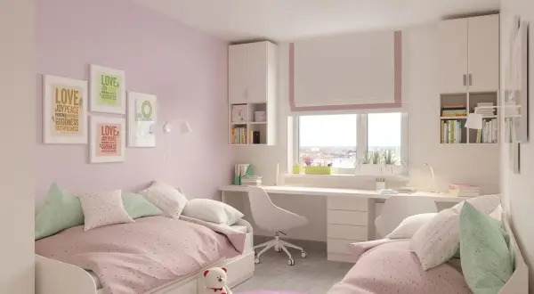 Inspiracje na pokój dla chłopca 10 lat: jasne łóżka, różowe pościele, dekoracje z napisem "LOVE" i zielone poduszki tworzą przytulną atmosferę.