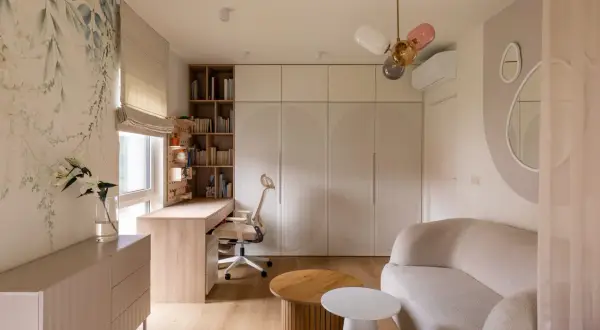 Jasne, oto opis:

Nowoczesne wnętrze z biurkiem, sofą i szafą. To przykład, **home staging co to** jest – przygotowanie przestrzeni do sprzedaży lub wynajmu.