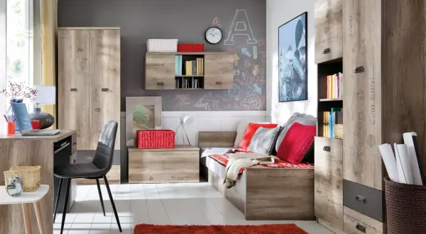 Pokój nastolatka inspiracje: funkcjonalne meble, tablica kredowa na ścianie i wygodna sofa tworzą idealne miejsce do nauki i odpoczynku.