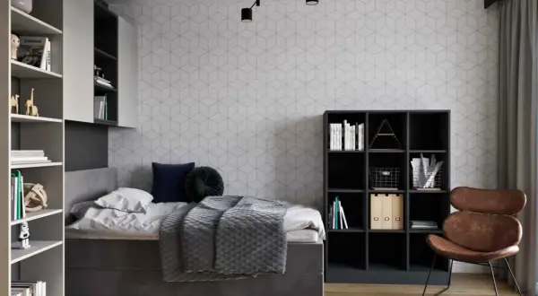 Nowoczesne pokój 7m2 aranżacje: szare łóżko, regały z książkami, czarne meble, brązowy fotel i geometryczna tapeta.