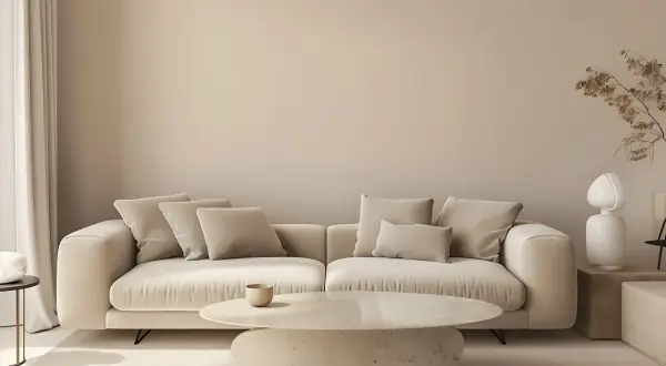 Miękka sofa i stolik kawowy w odcieniach kaszmiru tworzą przytulną przestrzeń.
