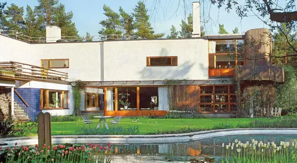 Villa Mairea, modernistyczna willa z basenem i ogrodem, otoczona sosnami.