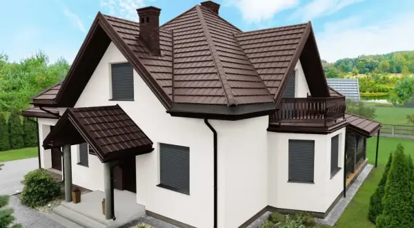 Nowoczesny dom z białą elewacją i brązowym dachem. Antracytowa elewacja domu jest subtelnie podkreślona przez ciemne okiennice i detale architektoniczne.