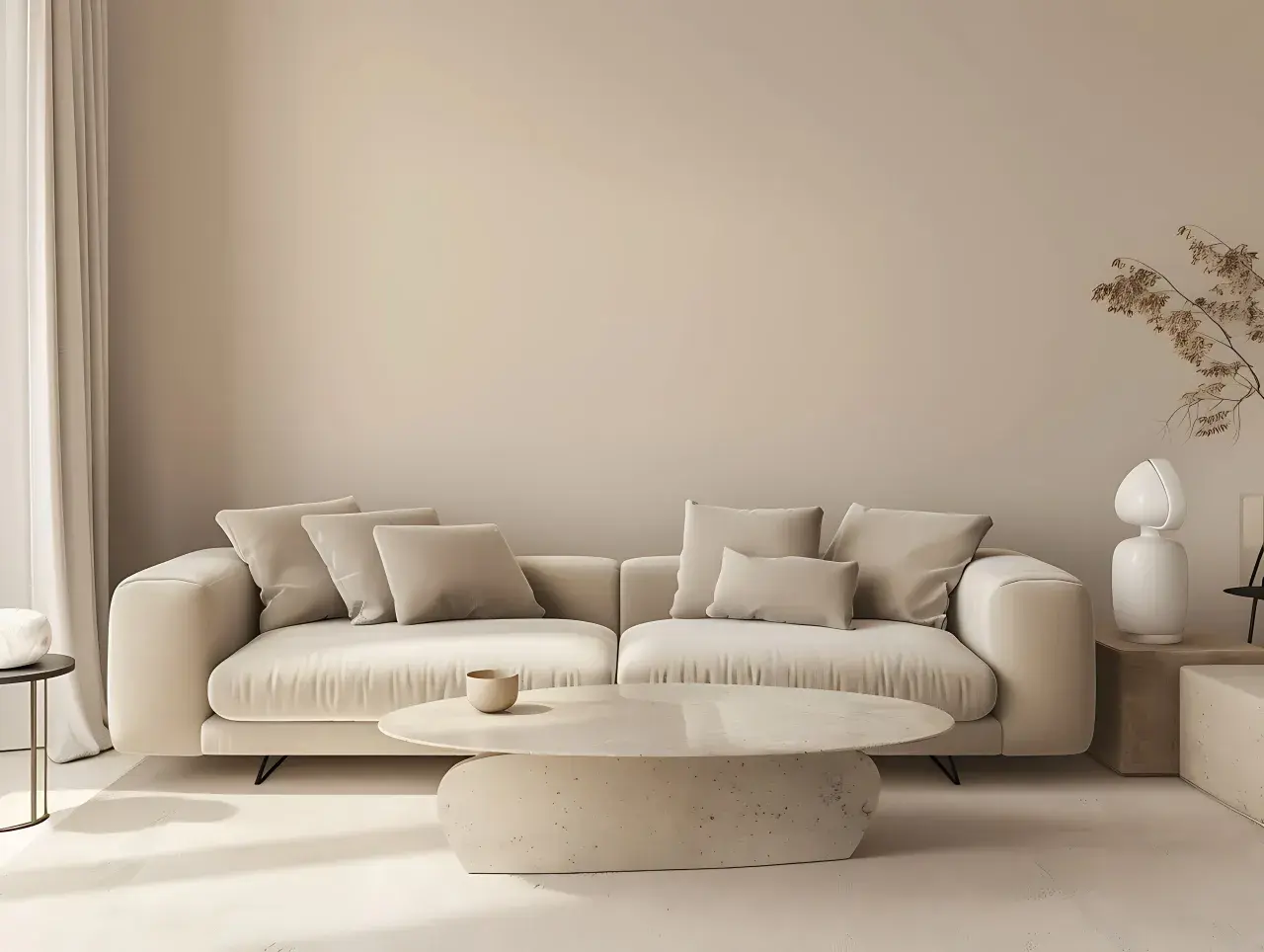 Miękka sofa i stolik kawowy w odcieniach kaszmiru tworzą przytulną przestrzeń.