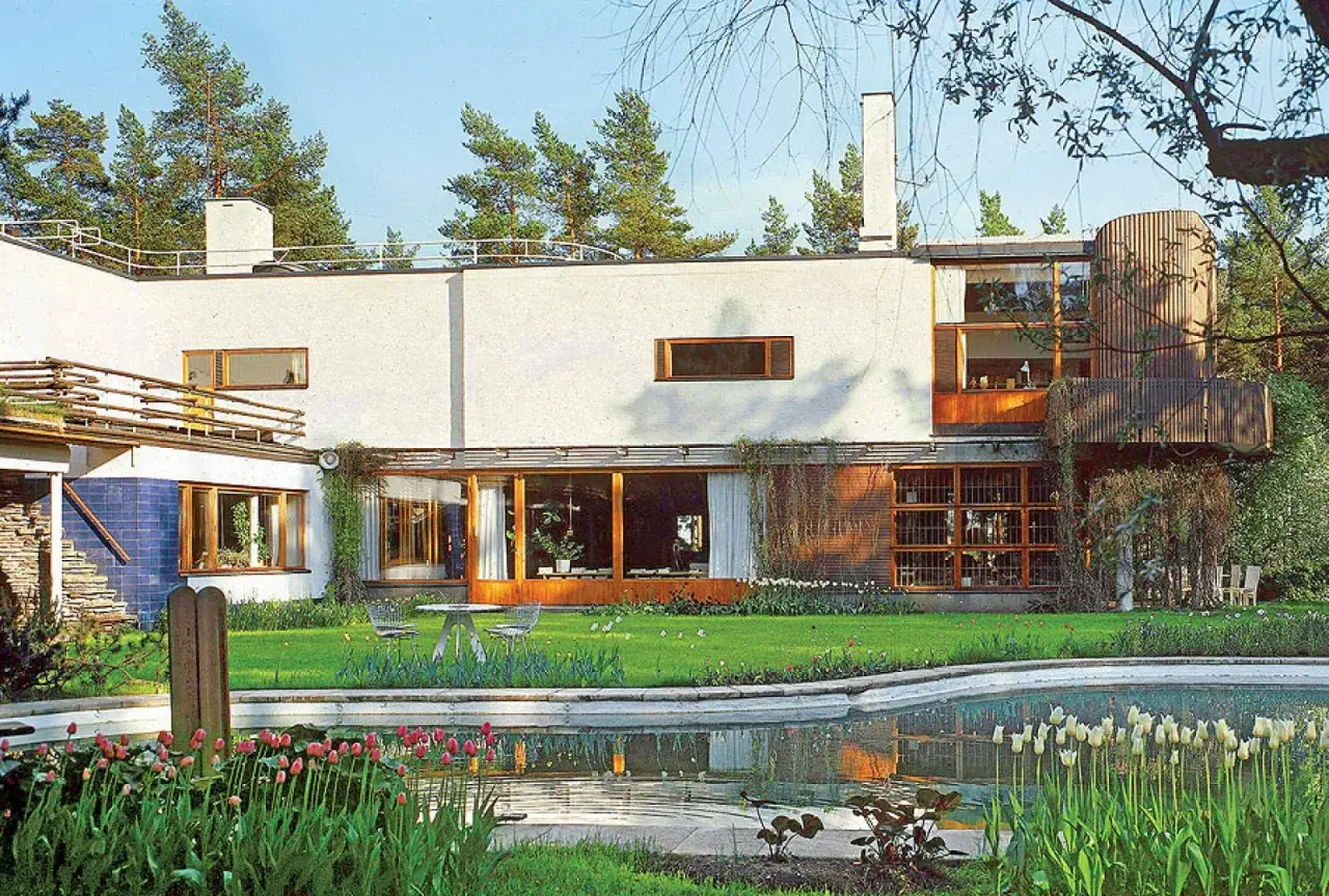 Villa Mairea, modernistyczna willa z basenem i ogrodem, otoczona sosnami.
