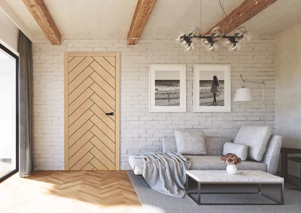 Przytulny salon w stylu modern farmhouse z drewnianą podłogą, ceglaną ścianą i dwoma obrazami z motywem morza.