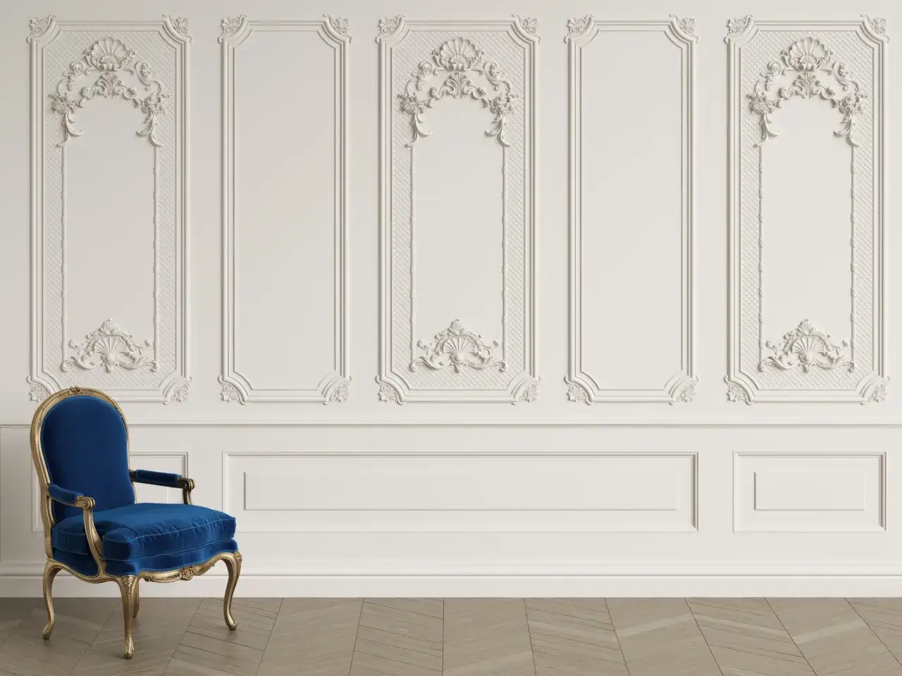 Elegancka sztukateria ścienna inspiracje: klasyczne zdobienia i luksusowy fotel w głębokim odcieniu niebieskiego.