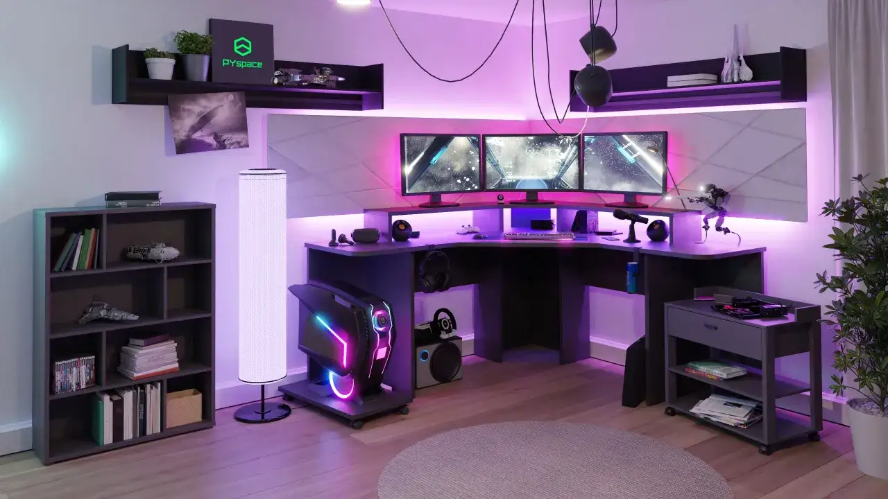 Pokój 14 latka z gamingowym biurkiem, trzema monitorami i podświetleniem RGB. Na półkach modele statków kosmicznych i książki.