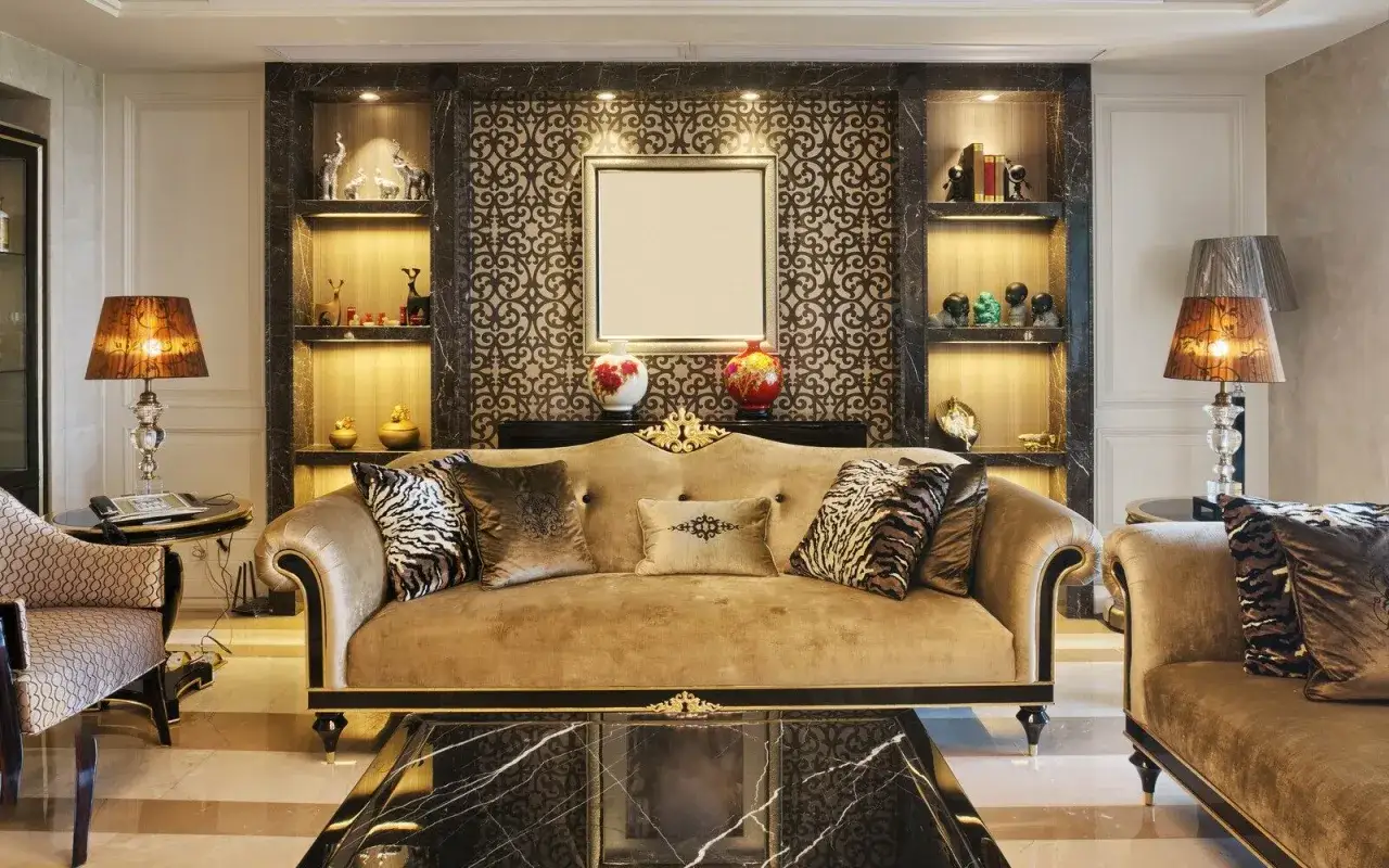Elegancki salon w stylu dom art deco. Złota sofa, wzorzyste poduszki, ozdobne półki z bibelotami i stylowe lampy tworzą luksusową atmosferę.