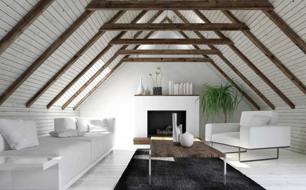 Nowoczesne aranżacje poddasza: biała sofa, fotel, kominek i drewniane belki tworzą przytulną przestrzeń.