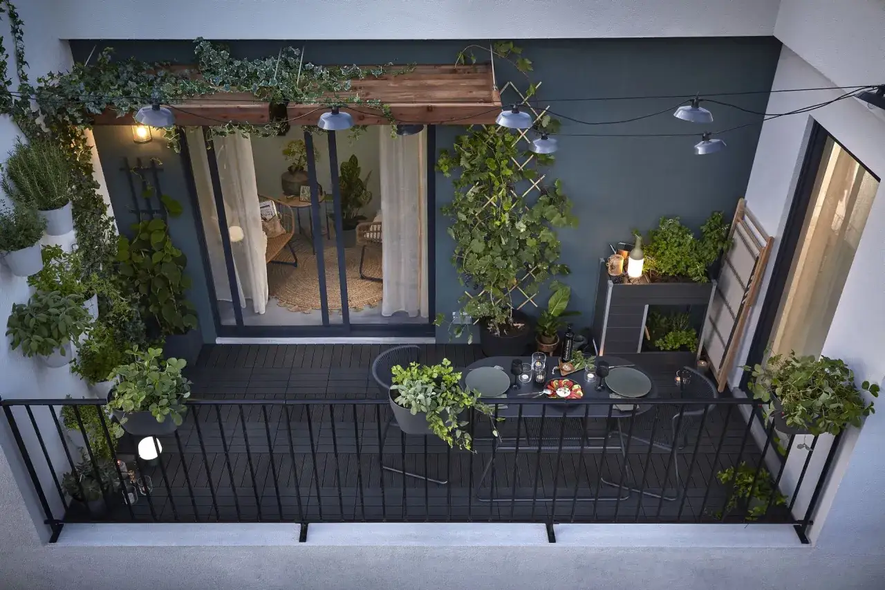 Balkon inspiracje: zielony raj z oświetleniem i miejscem na romantyczną kolację.