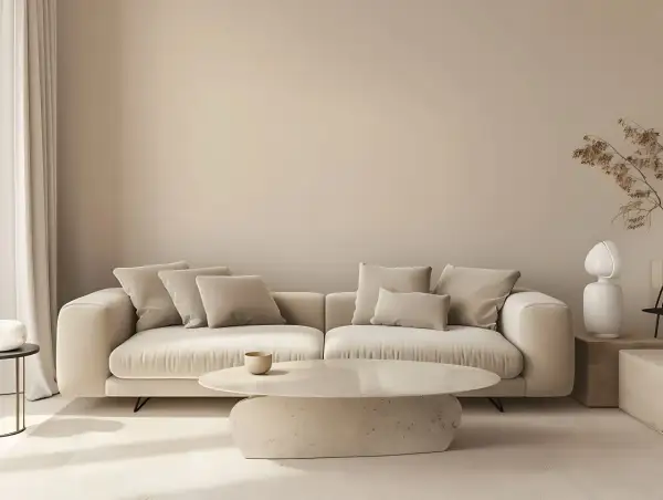 Miękka sofa i stolik kawowy w odcieniach kaszmiru tworzą przytulną przestrzeń.