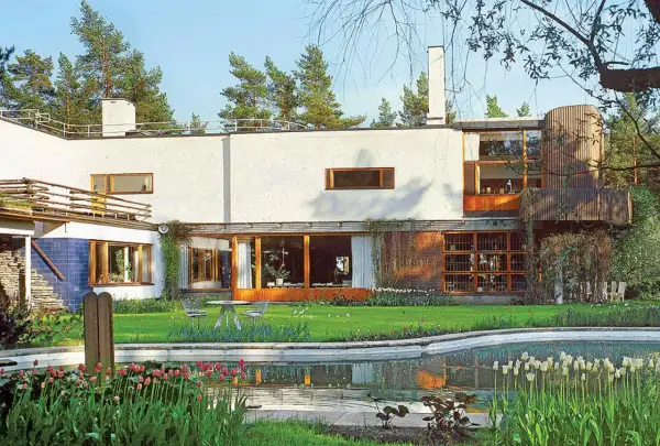Villa Mairea, modernistyczna willa z basenem i ogrodem, otoczona sosnami.