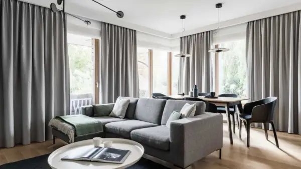 Szare zasłony tworzą przytulną atmosferę w salonie z jadalnią. To świetne rozwiązanie, co zamiast zasłon, dodające elegancji i prywatności.