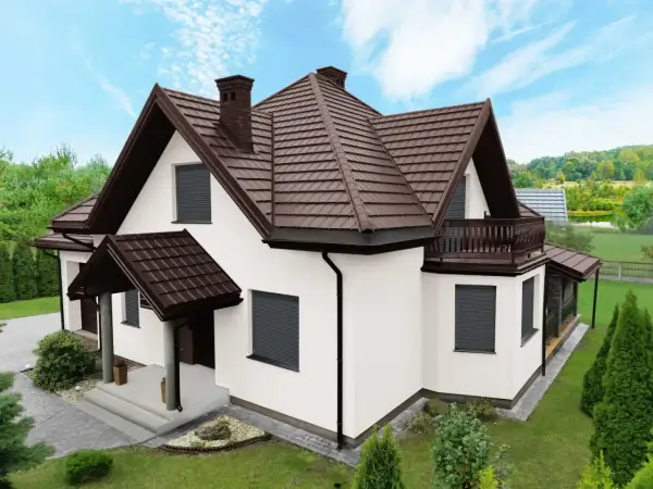 Nowoczesny dom z białą elewacją i brązowym dachem. Antracytowa elewacja domu jest subtelnie podkreślona przez ciemne okiennice i detale architektoniczne.